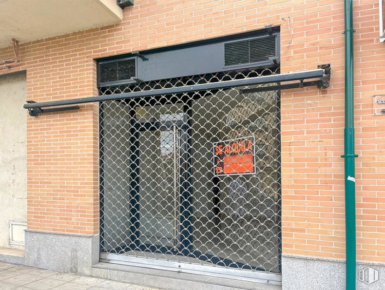 Retail for rent at Calle Nuestra Señora de Sonsoles, Ávila, 05003 with building, fixture, wood, brick, brickwork, road surface, window, building material, composite material and facade around