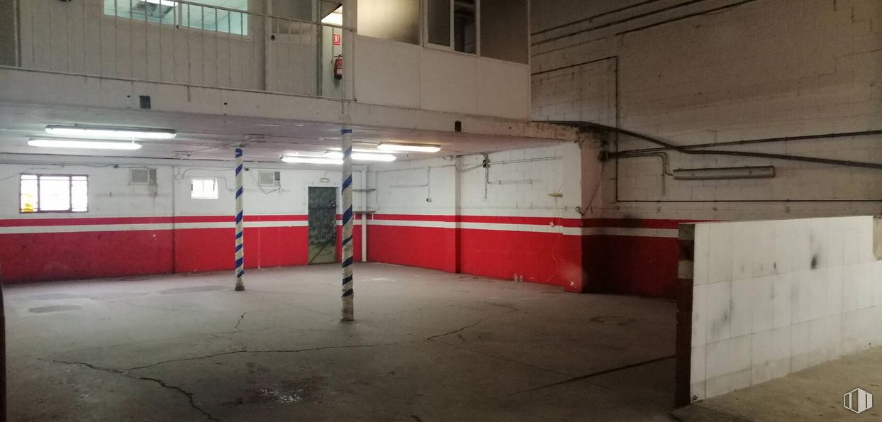 Industrial for sale at Paseo Talleres, 3, Villaverde, Madrid, 28021 with window, building, floor, field house, flooring, fixture, parking, hall, house and composite material around