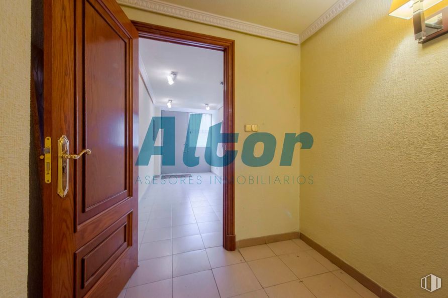 Local en venta en Calle de Alejandro Rodríguez, Tetuán, Madrid, 28039 con puerta y suelo alrededor