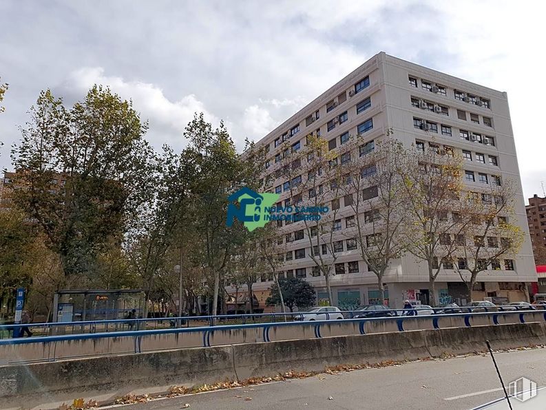 Local en alquiler en Calle de Luis de Salazar, Chamartín, Madrid, 28002 con edificio, nube, cielo, ventana, luz de la calle, árbol, diseño urbano, casa, vía pública y barrio alrededor