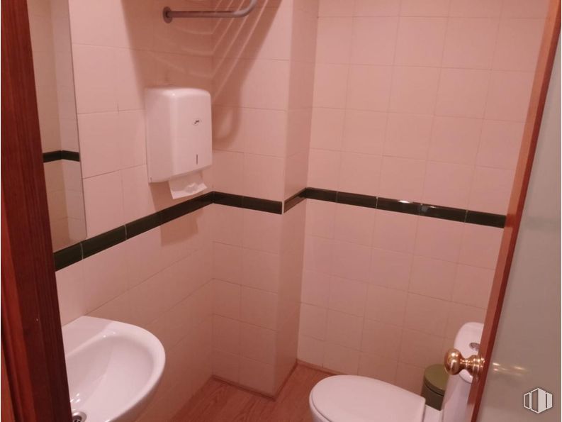 Retail for sale & for rent at Avenida Juan Carlos I, Cuenca, 16004 with sink, hand dryer, toilet, brown, property, plumbing fixture, bathroom, toilet seat, bathroom sink and purple around