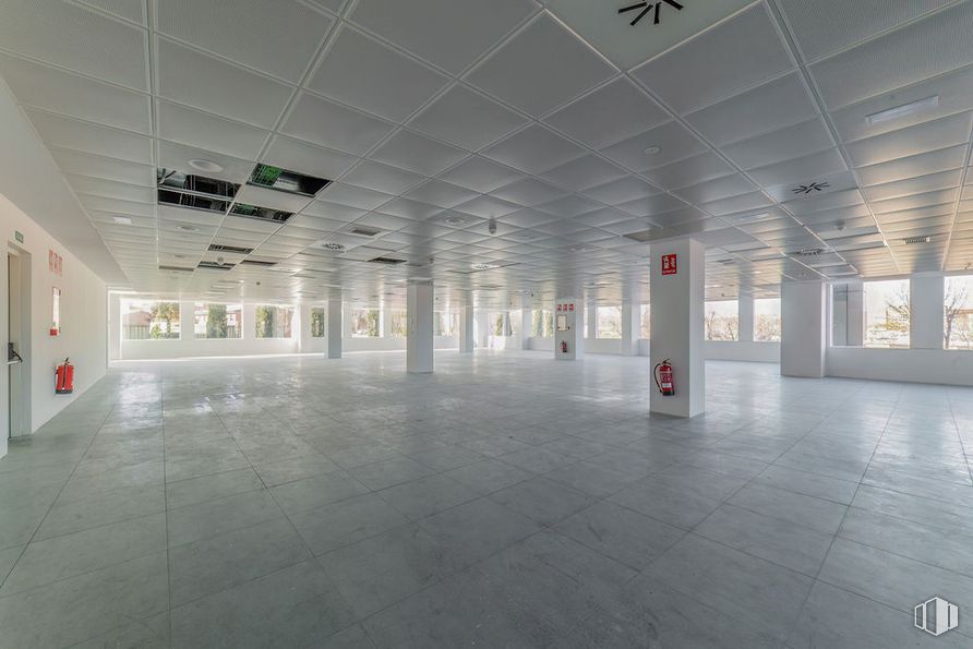 Oficina en alquiler en Ikubico Park, Avenida Tenerife, 4-6, San Sebastián de los Reyes, Madrid, 28700 con accesorio, suelo, suelos, edificio, vidrio, espacio, hall, techo, evento y arte alrededor