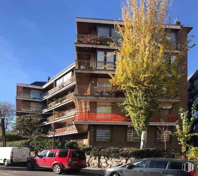 Oficina en alquiler en Calle Balbina Valverde, Chamartín, Madrid, 28002 con edificio, ventana, cielo, madera, bloque de pisos, diseño urbano, condominio, accesorio, árbol y planta alrededor