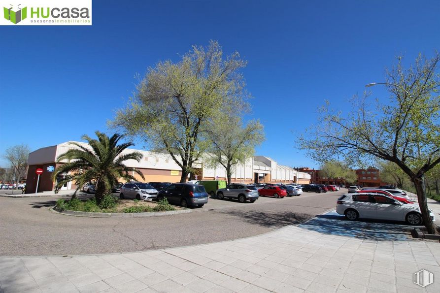 Retail for sale at Calle Río Alberche, Toledo, 45007 with car, sky, plant, wheel, tire, vehicle, building, tree, asphalt and urban design around