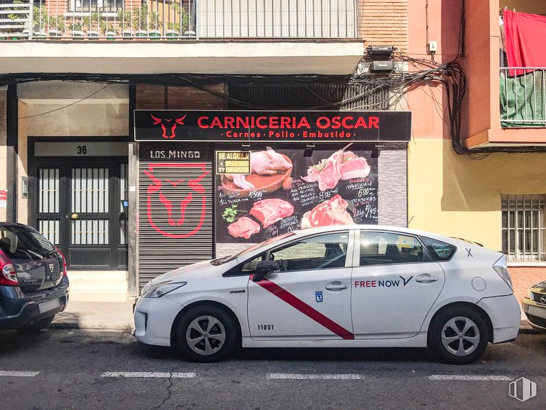 Retail for sale & for rent at Calle Alfredo Aleix, 36, Carabanchel, Madrid, 28044 with wheel, car, window, tire, land vehicle, vehicle, photograph, motor vehicle, automotive design and automotive lighting around