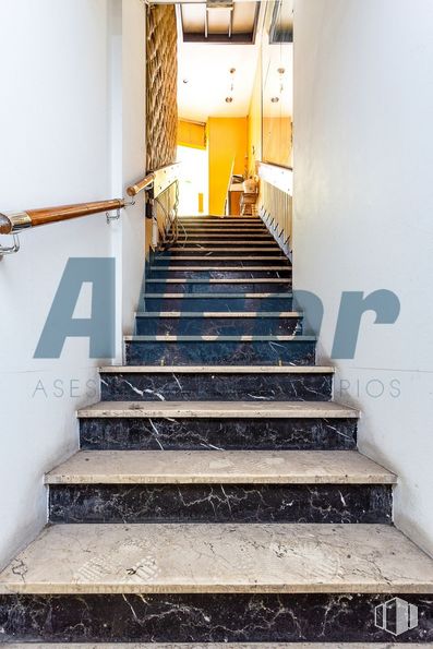 Local en venta en Calle Marqués Urquijo, Moncloa - Aravaca, Madrid, 28008 con escaleras, madera, accesorio, suelo, piso, pintura, edificio, fuente, puerta y simetría alrededor