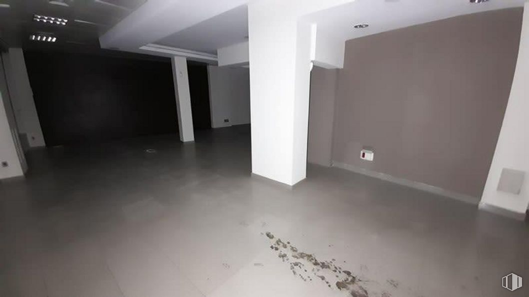 Retail for sale at Calle Infanta Mercedes, Tetuán, Madrid, 28020 with interior design, floor, flooring, grey, fixture, material property, composite material, building, ceiling and hall around