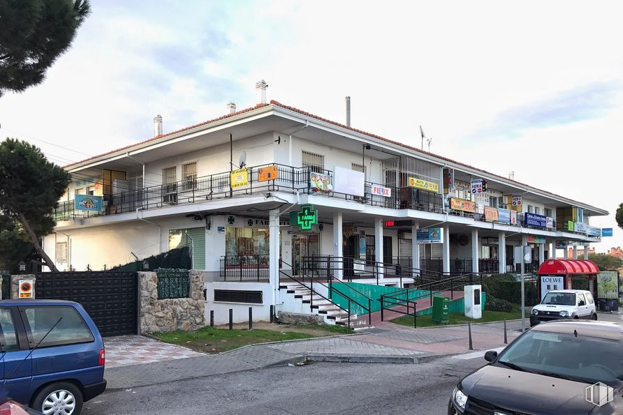 Local en venta en Avenida Sauces, 43, Móstoles, Madrid, 28935 con coche, casa, vehículo terrestre, cielo, edificio, ventana, nube, vehículo, fachada y planta alrededor