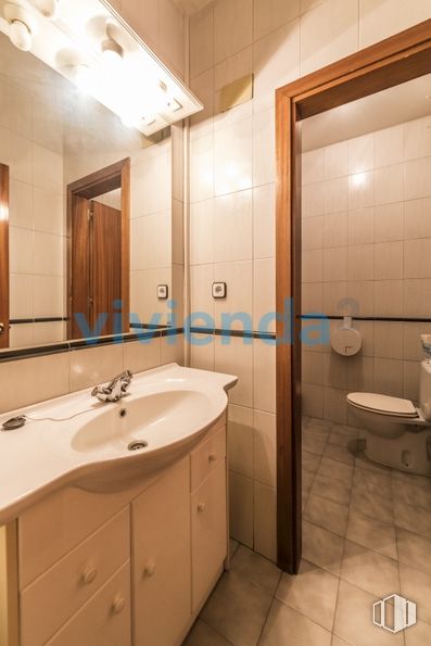 Oficina en venta en Calle Sánchez Pacheco, Chamartín, Madrid, 28002 con grifo, fregadero, inodoro, marrón, propiedad, arreglo de tubería, baño, espejo, madera, accesorio y líquido alrededor