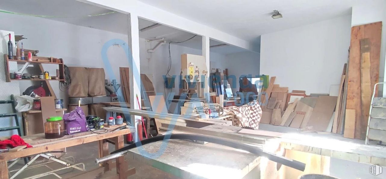 Retail for rent at Carretera Fuente del Toro, El Molar, Madrid, 28710 with table, furniture, wood, desk, interior design, flooring, building, shelving, writing desk and hardwood around