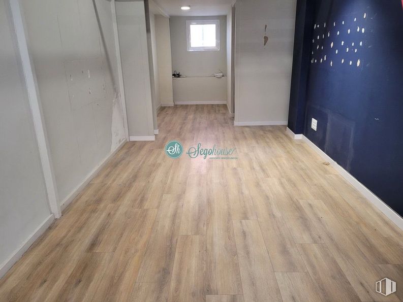 Retail for rent at Avenida Acueducto, Segovia, 40001 with window, flooring, wood flooring, floor, wood, laminate flooring, hardwood, interior design, wood stain and plank around