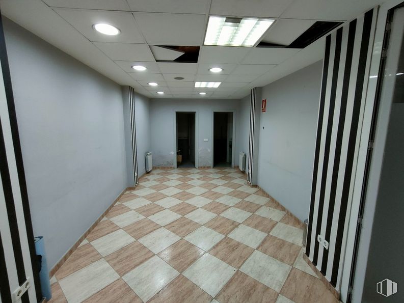 Oficina en alquiler y venta en Zona centro, Getafe, Madrid, 28901 con accesorio, madera, diseño de interiores, piso, pasillo, pavimentos, puerta, techo, madera y simetría alrededor