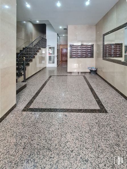 Local en venta en Calle Jabonería, 57, Alcorcón, Madrid, 28921 con accesorio, piso, suelo, rectángulo, material compuesto, puerta, pasillo, techo, suelo de baldosas y hormigón alrededor