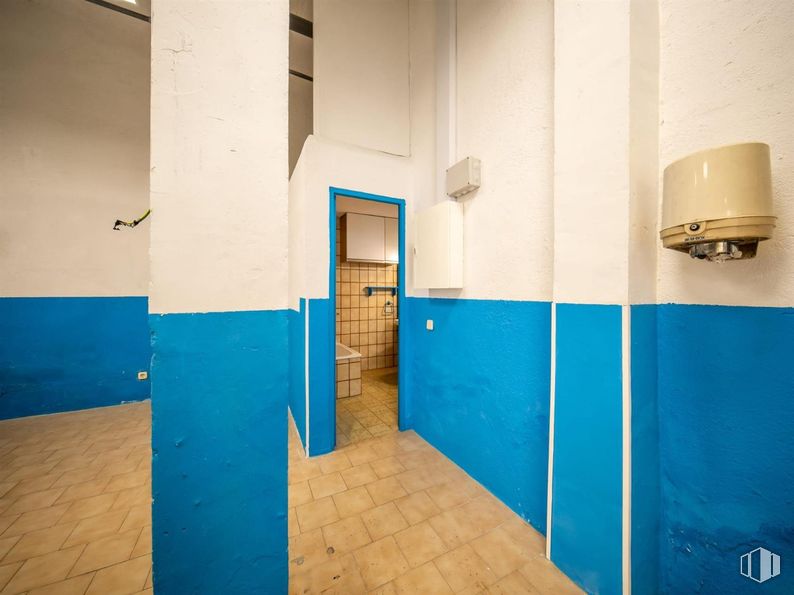 Retail for sale at Calle Mosquilona, Colmenar Viejo, Madrid, 28770 with light fixture, lighting, blue, wall, flooring, floor, composite material, tile, paint and concrete around