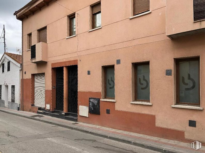 Retail for sale at Calle Ramón Gabriel, 9, El Molar, Madrid, 28710 with window, building, brown, property, wood, door, fixture, house, brick and neighbourhood around