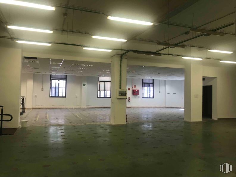 Nave en alquiler en Zona Fuencarral - El Pardo, Fuencarral - El Pardo, Madrid, 28034 con lámpara, ventana, alumbrado, edificio, accesorio, hall, suelo, suelos, techo y lámpara fluorescente alrededor