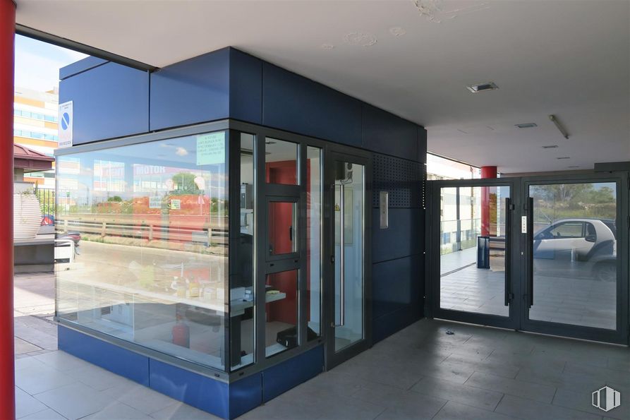 Oficina en alquiler y venta en Edificio Espacios Baluarte, Carretera Fuencarral a Alcobendas, 14, Fuencarral - El Pardo, Madrid, 28049 con puerta, accesorio, suelo, sombra, madera, fachada, gas, puerta del vehículo, vidrio y edificio comercial alrededor