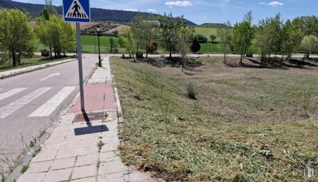 Suelo en venta en Calle Sueños, Tórtola de Henares, Guadalajara, 19198 con señal de tráfico, planta, cielo, árbol, infraestructura, nube, superficie de la carretera, lote de terreno, hierba y asfalto alrededor