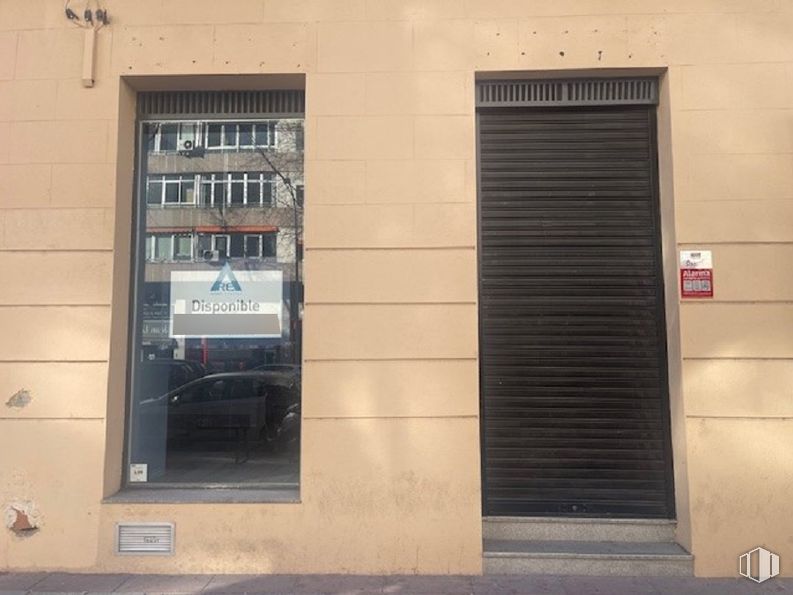 Retail for rent at Calle Bravo Murillo, 21, Chamberí, Madrid, 28015 with window, door, composite material, metal, concrete, glass, building material, home door and paint around