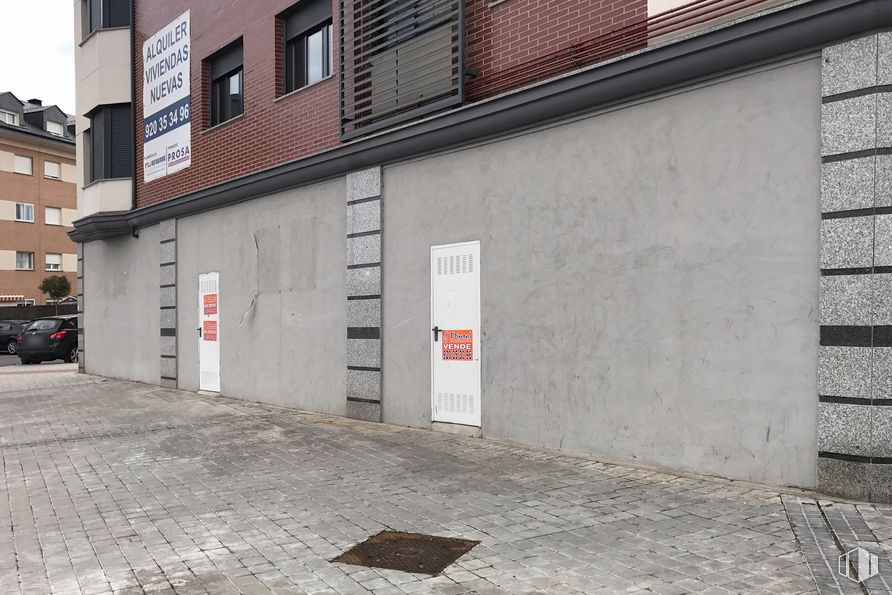 Local en alquiler y venta en Avenida Derechos Humanos, Ávila, 05003 con edificio, ventana, propiedad, superficie de carretera, asfalto, accesorio, planta, rueda, árbol y pared alrededor