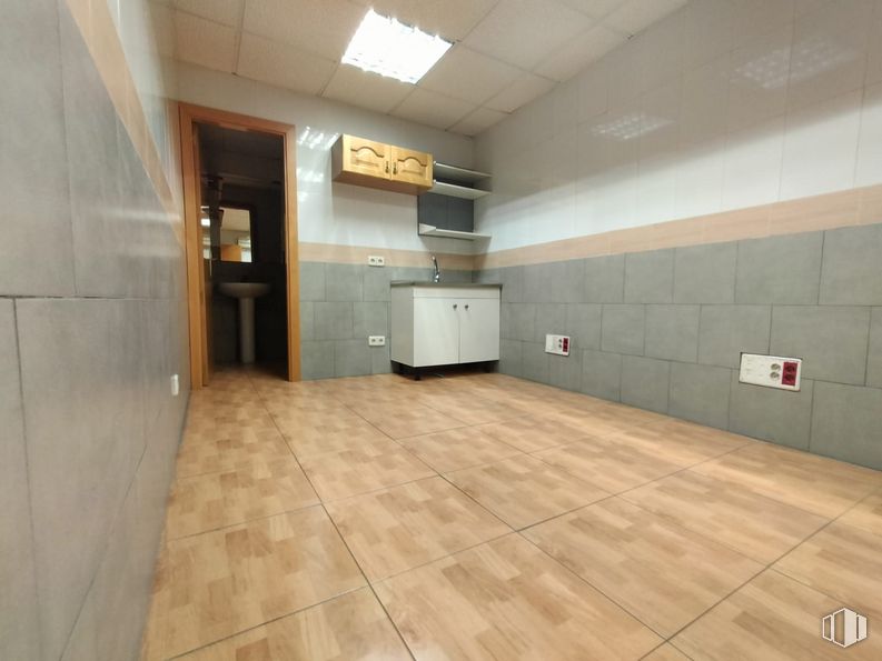 Nave en venta en Zona industrial, Coslada, Madrid, 28823 con ebanistería, edificio, casa, madera, suelos, suelo, hall, suelo de baldosas, accesorio y puerta alrededor