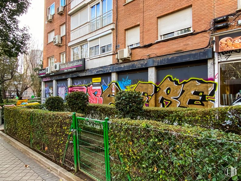 Local en venta en Calle Illescas, La Latina, Madrid, 28024 con edificio, ventana, planta, día, valla, vegetación, diseño urbano, árbol, superficie de carretera y área residencial alrededor