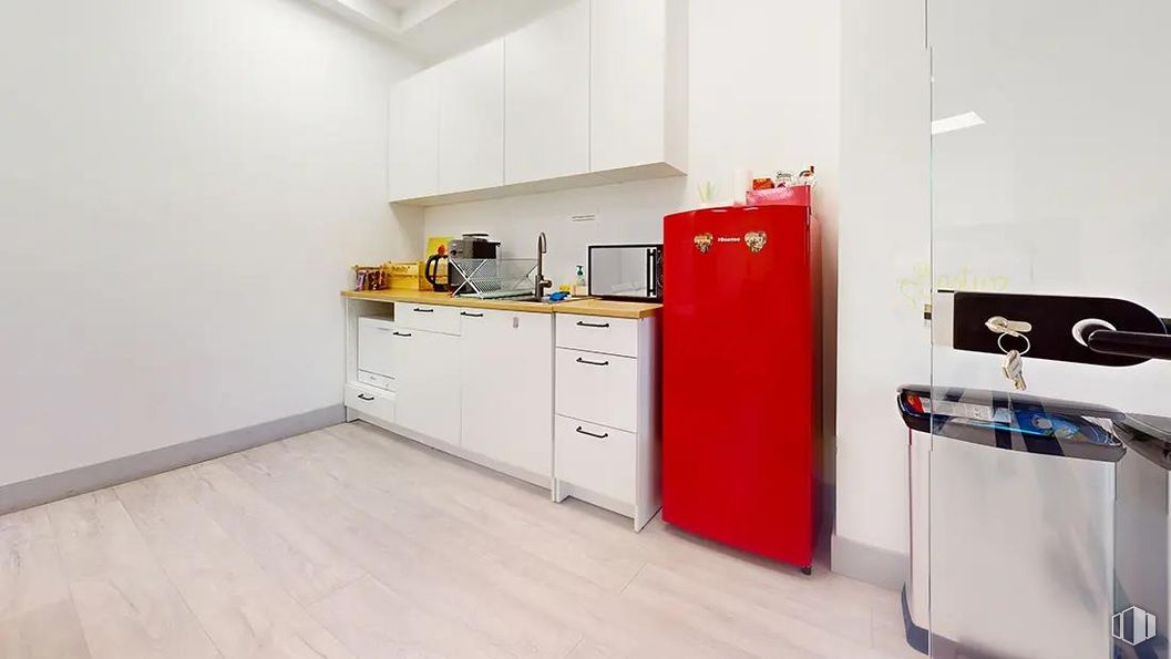 Office for rent at Paseo Castellana, Chamartín, Madrid, 28046 with refrigerator, cabinetry, microwave oven, cupboard, building, kitchen appliance, home appliance, kitchen, kitchen stove and flooring around