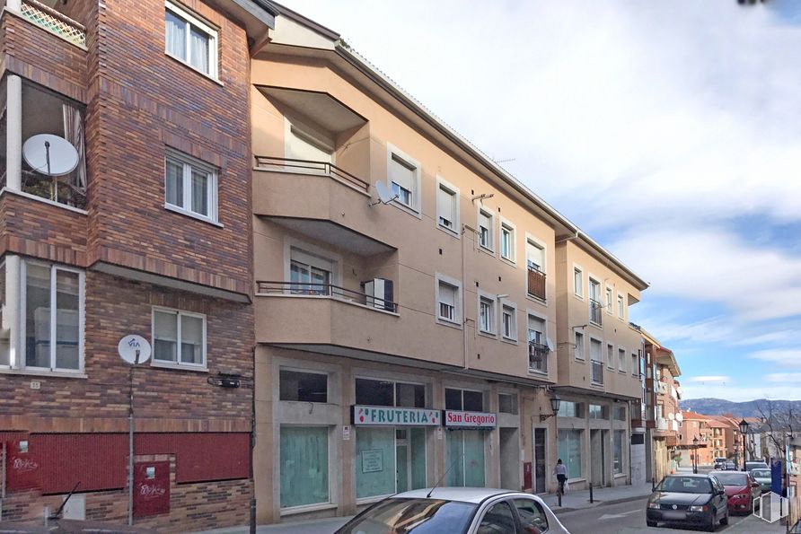 Local en alquiler en Calle San Gregorio, 37, Galapagar, Madrid, 28260 con ventana, coche, edificio, nube, cielo, neumático, vehículo, infraestructura, rueda y barrio alrededor