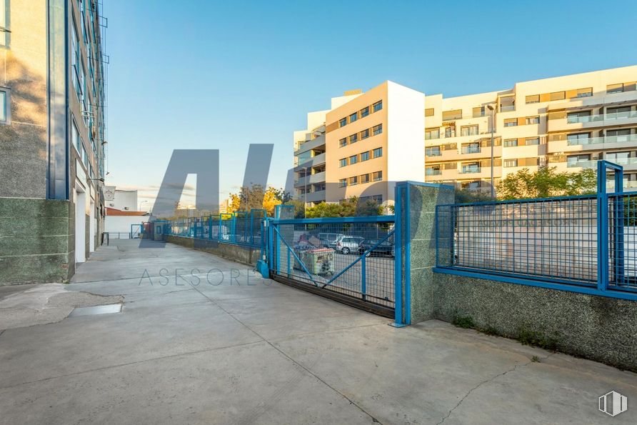 Office for sale at Calle Arroyo Bueno, Villaverde, Madrid, 28021 with building, sky, window, road surface, tower block, urban design, house, fence, asphalt and condominium around