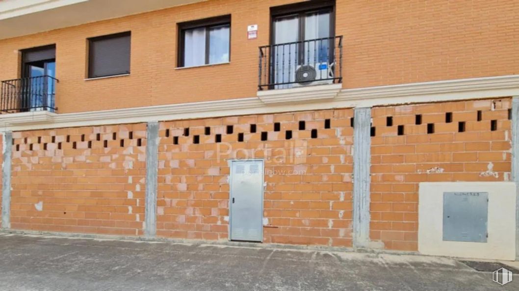 Retail for sale at Calle Dulcinea, Recas, Toledo, 45211 with window, door, building, wood, brickwork, brick, road surface, asphalt, landscape and facade around