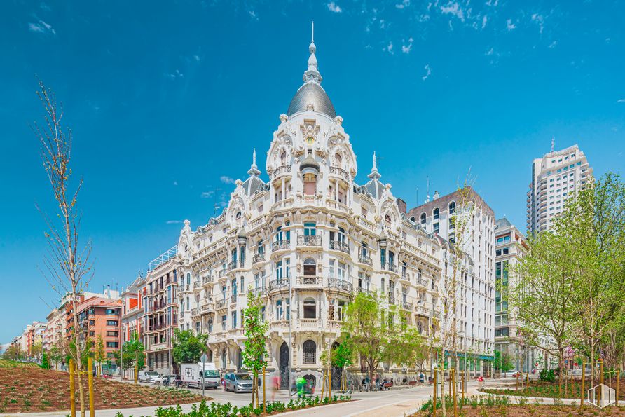 Oficina en alquiler en Calle Ferraz, 2, Moncloa - Aravaca, Madrid, 28008 con edificio, planta, cielo, árbol, luz de la calle, diseño urbano, nube, bloque torre, fachada y metrópolis alrededor