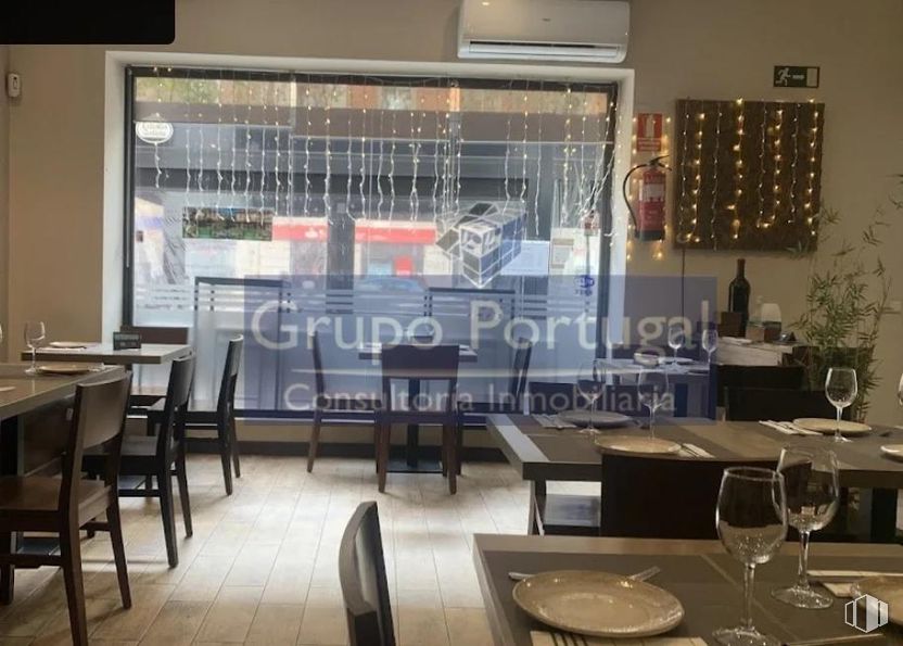 Retail for rent at Zona Islas Filipinas, Chamberí, Madrid, 28003 with wine glass, tableware, table top, chair, interior design, restaurant, kitchen & dining room table, cafeteria and light fixture around