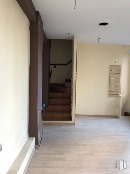 Local en alquiler en Barrio del Pilar, Fuencarral - El Pardo, Madrid, 28029 con persiana de la ventana, propiedad, accesorio, madera, pavimentos, pared, pasillo, puerta, madera y tinte para madera alrededor