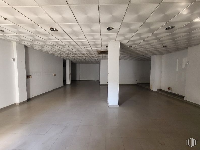 Retail for sale at Calle Felipe II, Parla, Madrid, 28980 with flooring, floor, ceiling, tile flooring, hall, silver, tile, concrete, fluorescent lamp and light fixture around