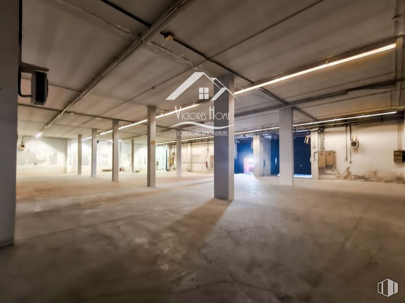 Industrial for rent at Carretera Villaverde a Vallecas, Villa de Vallecas, Madrid, 28031 with light fixture, lighting, floor, ceiling, hall and electrical supply around