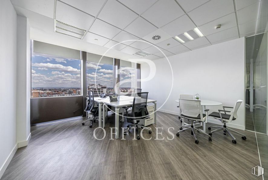 Oficina en alquiler en Edificio Cuzco IV, Paseo Castellana, 141, Tetuán, Madrid, 28046 con silla, mesa, alumbrado, edificio, interiorismo, suelos, hall, suelo, madera y sombra alrededor