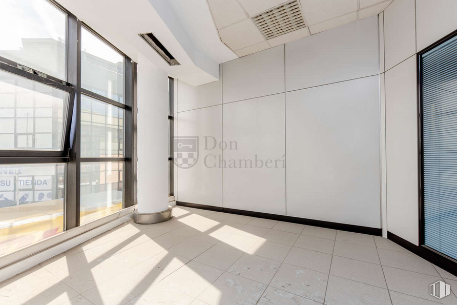 Oficina en venta en Avenida San Pablo, Coslada, Madrid, 28820 con persiana de la ventana, edificio, interiorismo, arquitectura, suelos, suelo, madera, sombra, accesorio y hall alrededor