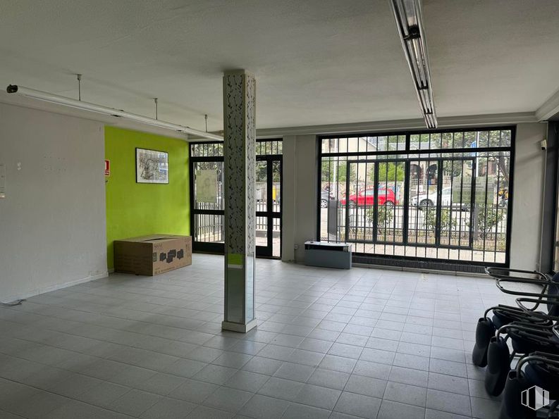 Retail for sale at Avenida Madrid, Buitrago del Lozoya, Madrid, 28730 with window, tire, wheel, houseplant, floor, flooring, fixture, hall, art and building around