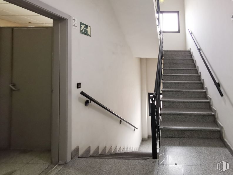 Oficina en alquiler en Calle Haya, Carabanchel, Madrid, 28044 con ventana, puerta, alumbrado, escaleras, accesorio, edificio, madera, piso, pavimentos y pared alrededor