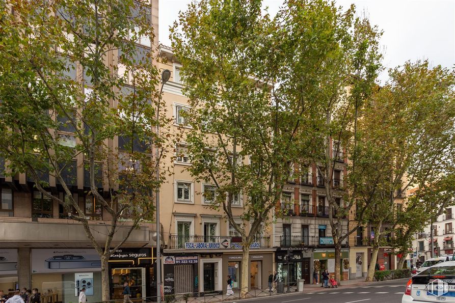 Local en alquiler y venta en Calle Princesa, 49, Moncloa - Aravaca, Madrid, 28008 con edificio, ventana, propiedad, árbol, vehículo, diseño urbano, superficie de la carretera, coche, vía pública y planta alrededor