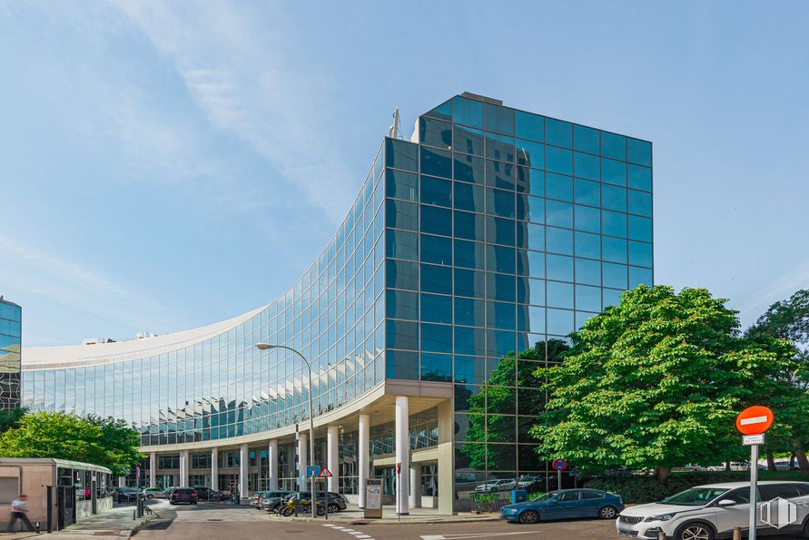 Oficina en alquiler en Calle Cardenal Marcelo Spínola, 2, Chamartín, Madrid, 28016 con coche, edificio, cielo, nube, rueda, neumático, torre, luz de la calle, rascacielos y bloque de torre alrededor