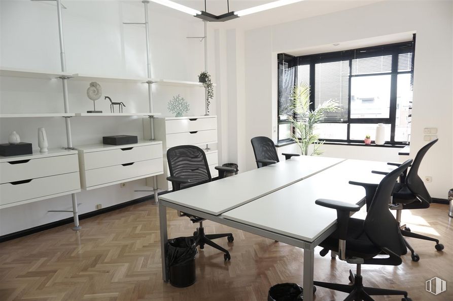 Oficina en alquiler en Calle Josefa Valcárcel, 8, Ciudad Lineal, Madrid, 28027 con silla, mesa, propiedad, mueble, silla de oficina, ebanistería, interiorismo, edificio, escritorio y suelo alrededor