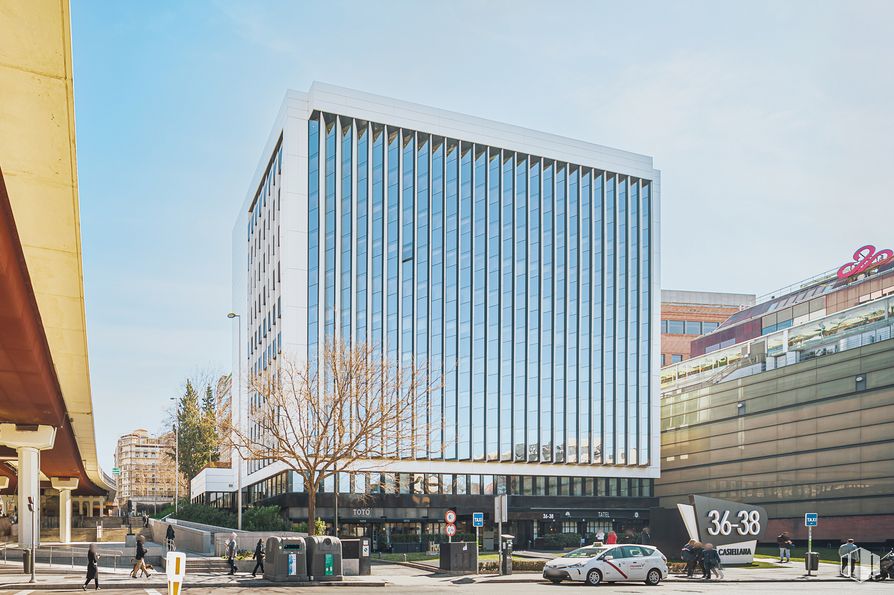 Oficina en alquiler en Paseo Castellana, 36-38, Salamanca, Madrid, 28046 con coche, edificio, cielo, durante el día, infraestructura, rueda, diseño urbano, edificio comercial, barrio y fachada alrededor