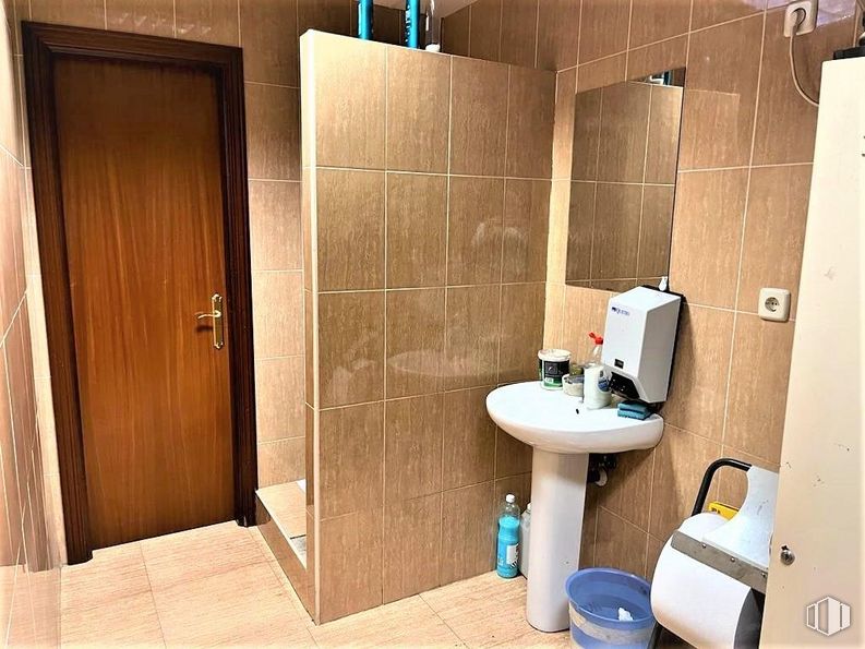 Industrial for sale at Poligono Alcamar, Camarma de Esteruelas, Madrid, 28816 with sink, door, property, blue, building, tap, plumbing fixture, bathroom, bathroom sink and mirror around