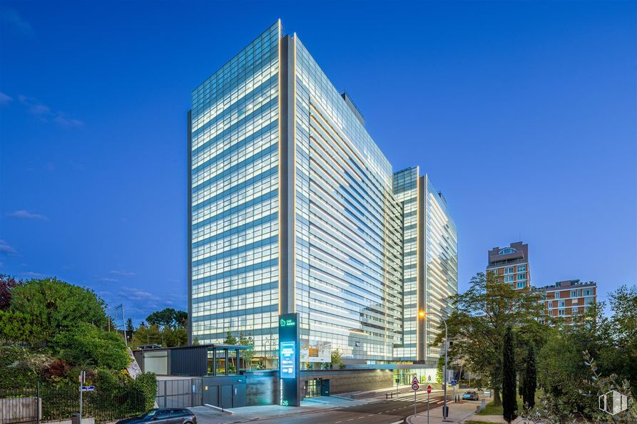 Oficina en alquiler en Edificio One Ágora, Calle Serrano Galvache, 26, Ciudad Lineal, Madrid, 28033 con edificio, cielo, rascacielos, árbol, torre, planta, bloque de pisos, diseño urbano, condominio y luz de la calle alrededor