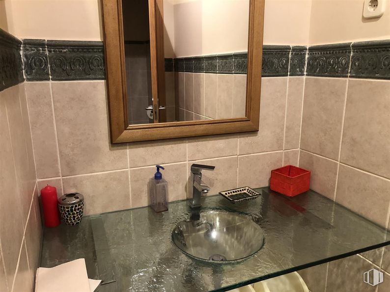 Industrial for sale at San Crispín - La Estación Consorcio, Colmenar Viejo, Madrid, 28770 with mirror, tap, bottle, countertop, sink, soap dispenser, flooring, floor, interior design and plumbing fixture around