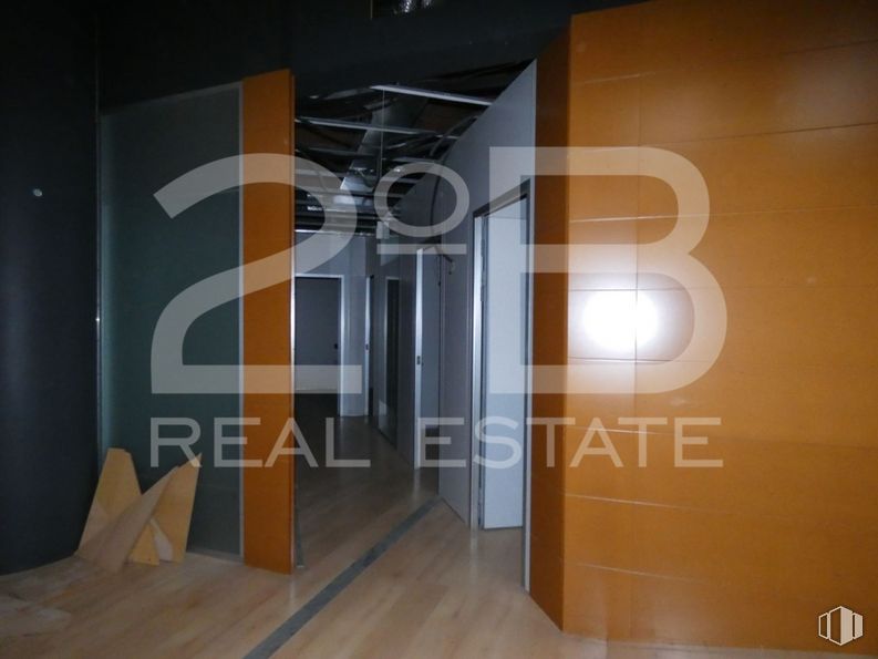 Retail for sale at Zona Parque Paris, Las Rozas de Madrid, Madrid, 28230 with building, fixture, wood, flooring, door, material property, hardwood, ceiling, font and glass around