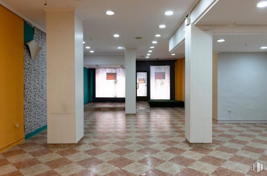 Retail for sale at Centro, Cuenca, 16004 with fixture, building, interior design, tile flooring, hall, flooring, floor, material property, ceiling and column around