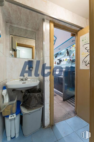 Local en venta en Calle Melchor Cano, Moncloa - Aravaca, Madrid, 28008 con fregadero, contenedor de basura, puerta, bolsa, grifo, accesorios de fontanería, espejo, accesorio, interiorismo y cuarto de baño alrededor