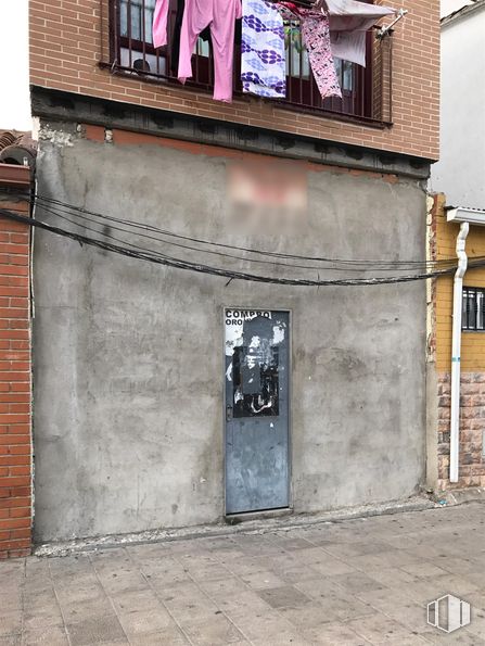 Retail for sale at Calle Hermano Eusebio, 2, Yeles, Toledo, 45220 with door, window, building, architecture, public space, brick, facade, font, art and brickwork around